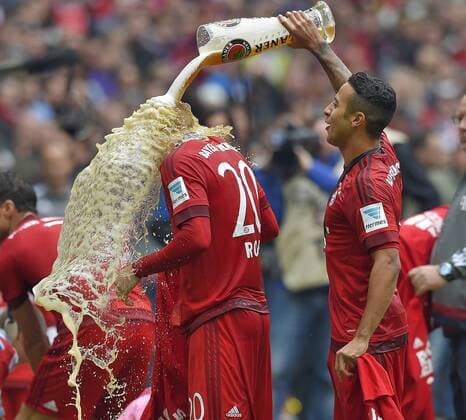 23.05.2015, Fussball 1.Bundesliga 2014 2015, 34.Spieltag, FC Bayern München - 1.FSV Mainz 05, in der Allianz-Arena München, Thiago (re, Bayern München) überschüttet Sebastian Rode (Bayern) mit dem Bierglas. 