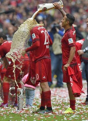 23.05.2015, Fussball 1.Bundesliga 2014 2015, 34.Spieltag, FC Bayern München - 1.FSV Mainz 05, in der Allianz-Arena München, Thiago (re, Bayern München) überschüttet Sebastian Rode (Bayern) mit dem Bierglas. 