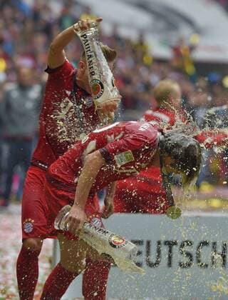 23.05.2015, Fussball 1.Bundesliga 2014 2015, 34.Spieltag, FC Bayern München - 1.FSV Mainz 05, in der Allianz-Arena München, Sänger Andrew Withe (Amerika, USA) singt die Bayern Vereinshymne Stern des Südens. Sinan Kurt (Bayern) überschüttet hier Gianluca Gaudino (Bayern) 