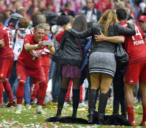 23.05.2015, Fussball 1.Bundesliga 2014 2015, 34.Spieltag, FC Bayern München - 1.FSV Mainz 05, in der Allianz-Arena München, Bastian Schweinsteiger (München) macht hier ein Foto von Claudio Pizarro (Bayern München) und seiner Familie. 