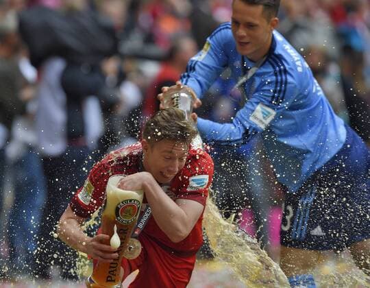 23.05.2015, Fussball 1.Bundesliga 2014 2015, 34.Spieltag, FC Bayern München - 1.FSV Mainz 05, in der Allianz-Arena München, Ivan Lucic (re) überschüttet Mitchell Weiser (München) mit Bier. 