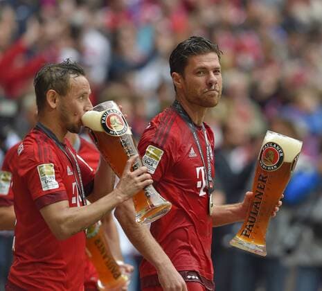 23.05.2015, Fussball 1.Bundesliga 2014 2015, 34.Spieltag, FC Bayern München - 1.FSV Mainz 05, in der Allianz-Arena München, Rafinha (Bayern) und Xabi Alonso (Bayern München) trinken Bier. 