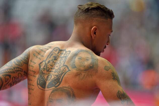 23.05.2015, Fussball 1.Bundesliga 2014 2015, 34.Spieltag, FC Bayern München - 1.FSV Mainz 05, in der Allianz-Arena München, Jerome Boateng (Bayern) hat von seinen Töchtern Soley und Lamia Tatoos auf dem Rücken und eine ganze Liste voller Namen unter anderem steht auf der Liste der Name von seinem Bruder Kevin-Prinz Boateng. 