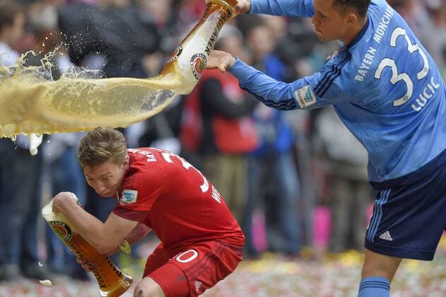 23.05.2015, Fussball 1.Bundesliga 2014 2015, 34.Spieltag, FC Bayern München - 1.FSV Mainz 05, in der Allianz-Arena München, Ivan Lucic (re) überschüttet Mitchell Weiser (München) mit Bier. 