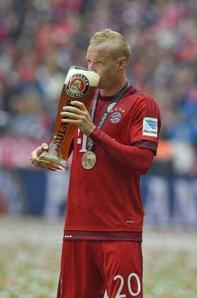 23.05.2015, Fussball 1.Bundesliga 2014 2015, 34.Spieltag, FC Bayern München - 1.FSV Mainz 05, in der Allianz-Arena München, Sebastian Rode (Bayern) trinkt Bier. 