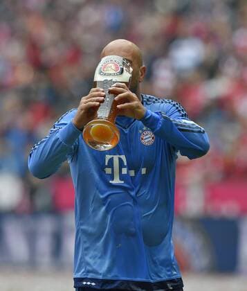 23.05.2015, Fussball 1.Bundesliga 2014 2015, 34.Spieltag, FC Bayern München - 1.FSV Mainz 05, in der Allianz-Arena München, Torwart Pepe Reina (Bayern München) trinkt Bier. 