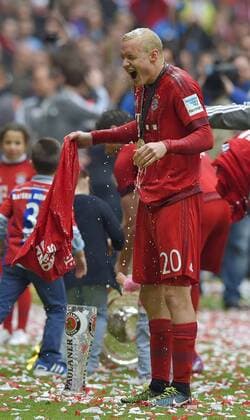 23.05.2015, Fussball 1.Bundesliga 2014 2015, 34.Spieltag, FC Bayern München - 1.FSV Mainz 05, in der Allianz-Arena München, Sebastian Rode (Bayern) voller Bier. 