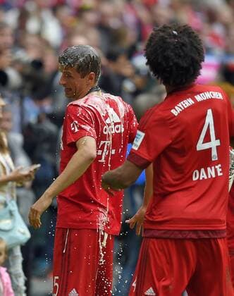 23.05.2015, Fussball 1.Bundesliga 2014 2015, 34.Spieltag, FC Bayern München - 1.FSV Mainz 05, in der Allianz-Arena München, Dante (Bayern München) überschüttet Thomas Müller (München) mit Bier. 
