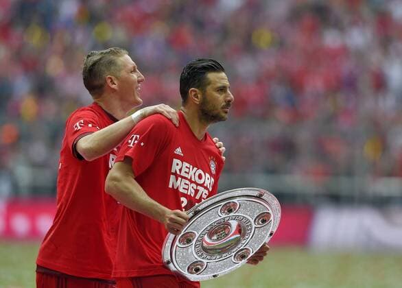 23.05.2015, Fussball 1.Bundesliga 2014 2015, 34.Spieltag, FC Bayern München - 1.FSV Mainz 05, in der Allianz-Arena München, v.l. Bastian Schweinsteiger (München) und Claudio Pizarro (Bayern München) freuen sich mit der Meisterschale. 