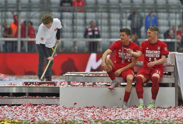 23.05.2015, Fussball 1.Bundesliga 2014 2015, 34.Spieltag, FC Bayern München - 1.FSV Mainz 05, in der Allianz-Arena München, Robert Lewandowski (Bayern München) und Bastian Schweinsteiger (München) freuen sich nach dem Spiel. 