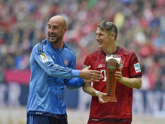 23.05.2015, Fussball 1.Bundesliga 2014 2015, 34.Spieltag, FC Bayern München - 1.FSV Mainz 05, in der Allianz-Arena München, Bastian Schweinsteiger (München) und Torwart Pepe Reina (Bayern München) mit Bier. 