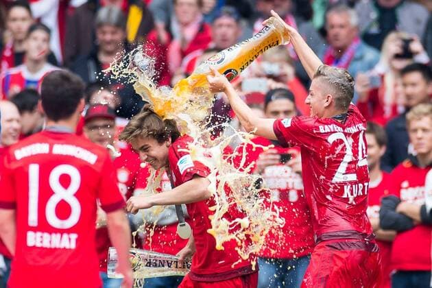 1. Bundesliga, Saison 2014 2015, 34. Spieltag in Muenchen, FC Bayern Muenchen - 1. FSV Mainz 05, v-l Weissbierdusche Gianluca Gaudino (FC Bayern 16) Sinan Kurt (FC Bayern 24) DeFodi507