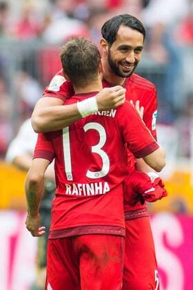 1. Bundesliga, Saison 2014 2015, 34. Spieltag in Muenchen, FC Bayern Muenchen - 1. FSV Mainz 05, v-l schlussjubel Rafinha (FC Bayern 13) Medhi Benatia (FC Bayern 5) DeFodi507