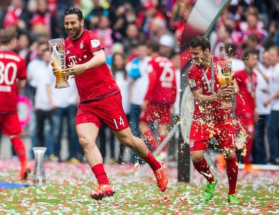 1. Bundesliga, Saison 2014 2015, 34. Spieltag in Muenchen, FC Bayern Muenchen - 1. FSV Mainz 05, v-l Weissbierdusche Claudio Pizarro (FC Bayern 14) Juan Bernat (FC Bayern 18) DeFodi507
