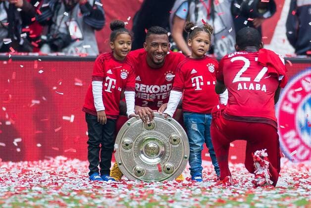 1. Bundesliga, Saison 2014 2015, 34. Spieltag in Muenchen, FC Bayern Muenchen - 1. FSV Mainz 05, David Alaba (FC Bayern 27) macht ein Foto von Jerome Boateng (FC Bayern 17) mt Kindern und Meisterschale DeFodi507