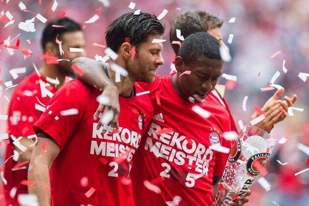 1. Bundesliga, Saison 2014 2015, 34. Spieltag in Muenchen, FC Bayern Muenchen - 1. FSV Mainz 05, v-l schlussjubel Xabi Alonso (FC Bayern 3) David Alaba (FC Bayern 27) DeFodi507