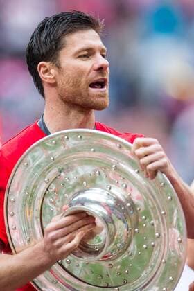 1. Bundesliga, Saison 2014 2015, 34. Spieltag in Muenchen, FC Bayern Muenchen - 1. FSV Mainz 05, Xabi Alonso (FC Bayern 3) mit Meisterschale DeFodi507