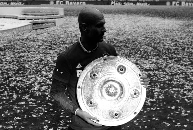 23.05.2015, xmwx, Fussball 1.Bundesliga, FC Bayern Muenchen - FSV Mainz 05, v.l. Trainer Pep Guardiola (FC Bayern Muenchen) haelt die Meisterschale in der Hand