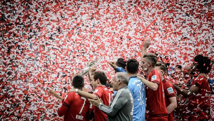 23. Mai 2015: Muenchen, Allianz Arena: Fussball 1. Bundesliga, 34. Spieltag: FC Bayern Muenchen - FSV Mainz 05: Muenchens Spieler halten die Meisterschale in die Höhe.
