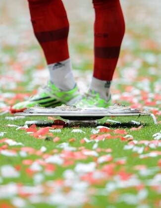 23. Mai 2015: Muenchen, Allianz Arena: Fussball 1. Bundesliga, 34. Spieltag: FC Bayern Muenchen - FSV Mainz 05: Die Meisterschale steht auf dem Rasen.