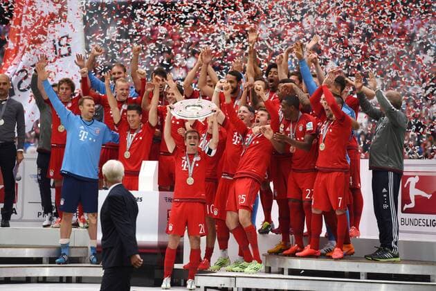 23.05.2015, Fussball, Saison 2014 15, 1. Bundesliga, 34. Spieltag, FC Bayern München - FSV Mainz 05 2:0 Philipp Lahm (Bayern Muenchen) hat soeben die Meisterschale von DFL Ligapräsident Dr. Reinhard Rauball, vorne, erhalten und streckt sie in die Höhe
