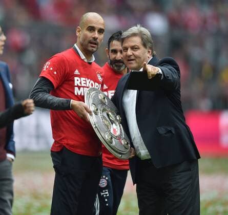 23.05.2015, Fussball, Saison 2014 15, 1. Bundesliga, 34. Spieltag, FC Bayern München - FSV Mainz 05 2:0 Trainer Pep Guardiola (Bayern Muenchen), li., mit der Meisterschale, rechts Pressechef Markus Hörwick