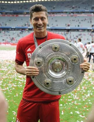 23.05.2015, Fussball, Saison 2014 15, 1. Bundesliga, 34. Spieltag, FC Bayern München - FSV Mainz 05 2:0 Robert Lewandowski (Bayern Muenchen) mit der Meisterschale