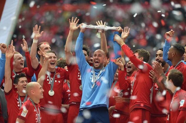 23.05.2015, Fussball, Saison 2014 15, 1. Bundesliga, 34. Spieltag, FC Bayern München - FSV Mainz 05 2:0 Torwart Pepe Reina (Bayern Muenchen), mi., mit der Meisterschale