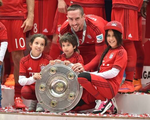 23.05.2015, Fussball, Saison 2014 15, 1. Bundesliga, 34. Spieltag, FC Bayern München - FSV Mainz 05 2:0 Franck Ribery (Bayern Muenchen) mit seinen Kindern und der Meisterschale