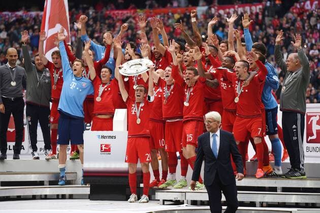 23.05.2015, Fussball, Saison 2014 15, 1. Bundesliga, 34. Spieltag, FC Bayern München - FSV Mainz 05 2:0 Philipp Lahm (Bayern Muenchen) hat soeben die Meisterschale von DFL Ligapräsident Dr. Reinhard Rauball, vorne, erhalten und streckt sie in die Höhe
