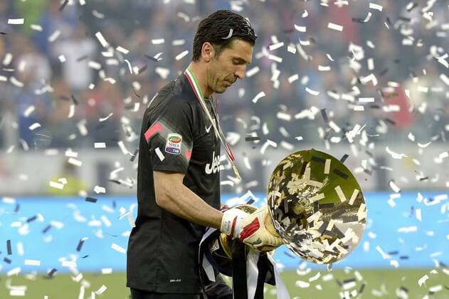 Aktuell Fußball, Italien, serie A Football ITA , Juventus Turin feiert die Meisterschaft Gianluigi Buffon con la coppa , 23-05-2015, , Football 2014 2015 serie A Football ITA , Juventus Turin - SSC Napoli , Foto FilippoxAlfero Insidefoto filippoxalfero
