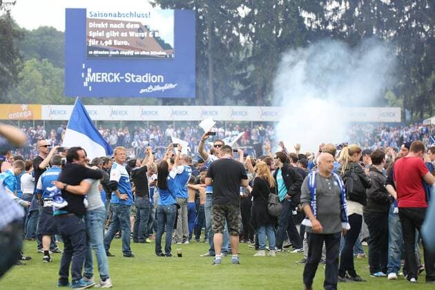 24.05.2015, xjfx, Fussball 2.Bundesliga, SV Darmstadt 98 - FC St.Pauli, v.l. Aufestieg,jubeln jubelt nach Spielende.el,Fans,Stimmung, Schals, Trikots, Emotionen