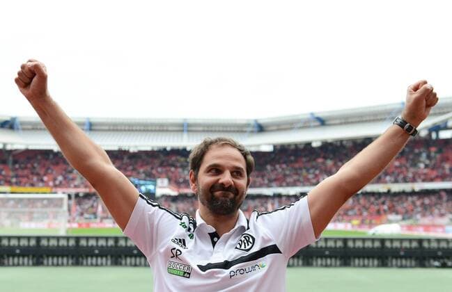 24.05.2015 - Fussball - Saison 2014 2015 - 2. Fussball - Bundesliga - 34. Spieltag: 1. FC Nürnberg Nuernberg FCN - VfR Aalen - MiWi - Stephan Ruthenbeck (Trainer VfR Aalen) geht nach Spielende zu den Fans und stimmt in den Fangesang mit ein