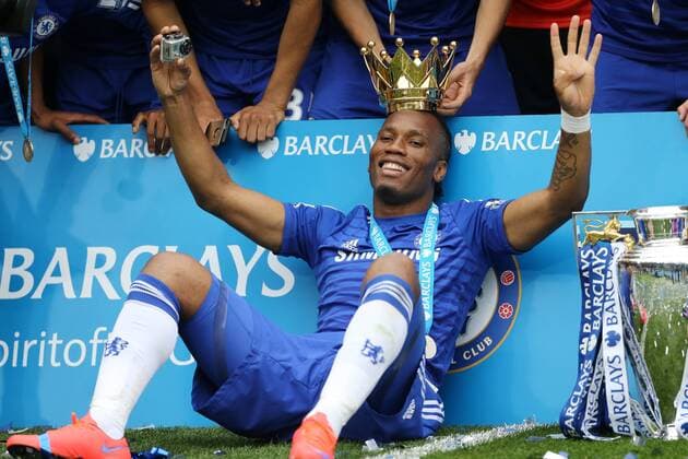 Aktuell Fußball, England, Premier League, Meisterfeier FC Chelsea Chelsea s Didier Drogba celebrates with the trophy Barclays Premier League - Chelsea vs Sunderland - Stamford Bridge - England - 24th May 2015 - Picture David Klein Sportimage EDITORIAL USE ONLY. No use with unauthorised audio, video, data, fixture lists, club league logos or live services. Online in-match use limited to 120 images, no video emulation. No use in betting, games or single club league player publications.