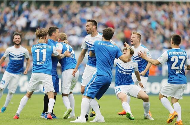 vl. nach dem Spiel Darmstaedter Mannschaft Emotionen, Freude, Jubel, Begeisterung, Triumph SV Darmstadt 98 - FC St. Pauli, Fussball, 2. FBL, 24.05.2015 , Copyright: Voelker Eibner-Pressefoto EP_TVR