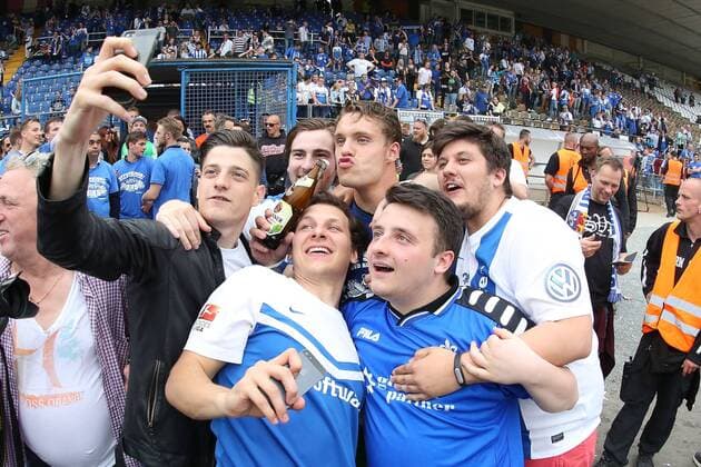 24.05.2015, xjfx, Fussball 2.Bundesliga, SV Darmstadt 98 - FC St.Pauli, v.l. Christian Mathenia (SV Darmstadt 98) mit Fans,Fans,Stimmung, Schals, Trikots, Emotionen