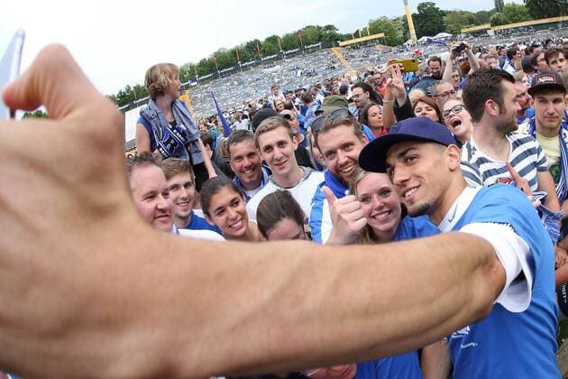 24.05.2015, xjfx, Fussball 2.Bundesliga, SV Darmstadt 98 - FC St.Pauli, v.l. Leon Balogun (SV Darmstadt 98) Selfie mit Fans,Stimmung, Schals, Trikots, Emotionen