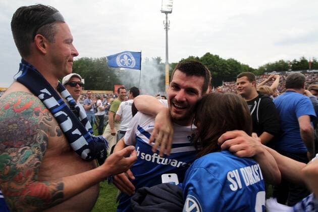 24.05.2015 Darmstadt, Merck-Stadion am Böllenfalltor 2. Bundesliga Saison 2014 2015 SV Darmstadt 98 (Lilien) - FC St. Pauli Aktion, Die Fans von SV Darmstadt 98 haben den Platz gestürmt und jubeln und feiern friedlich
