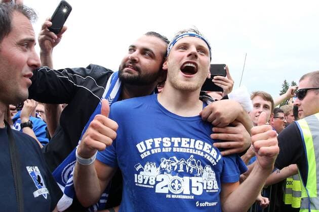 24.05.2015, xjfx, Fussball 2.Bundesliga, SV Darmstadt 98 - FC St.Pauli, v.l. Hanno Behrens (SV Darmstadt 98), jubeln jubelt, Fans,Stimmung, Schals, Trikots, Emotionens