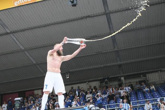 24.05.2015, xjfx, Fussball 2.Bundesliga, SV Darmstadt 98 - FC St.Pauli, v.l. Marco Sailer (SV Darmstadt 98), mit Bierdusche, jubeln jubelt nach Spielende.