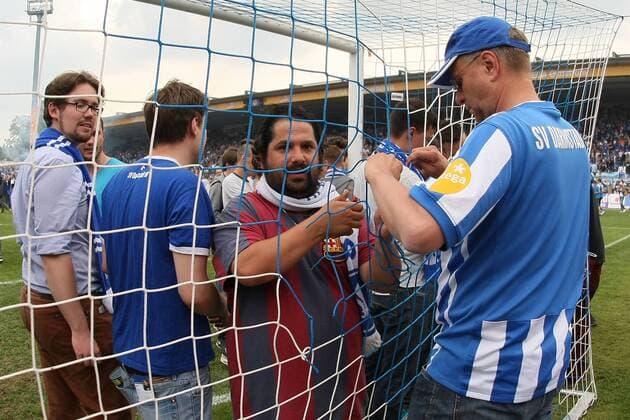 24.05.2015, xjfx, Fussball 2.Bundesliga, SV Darmstadt 98 - FC St.Pauli, v.l. Fans schneiden das Netz auseinander, Fans,Stimmung, Schals, Trikots, Emotionens