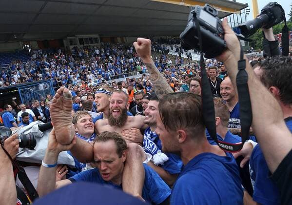24.05.2015, Fussball 2.Bundesliga 2014 2015, 34.Spieltag, SV Darmstadt 98 - FC St. Pauli Hamburg, im Stadion am Böllenfalltor Darmstadt, Aufstiegsfeier Darmstadt , Marco Sailer (mi., SV Darmstadt 98) wird gefeiert 