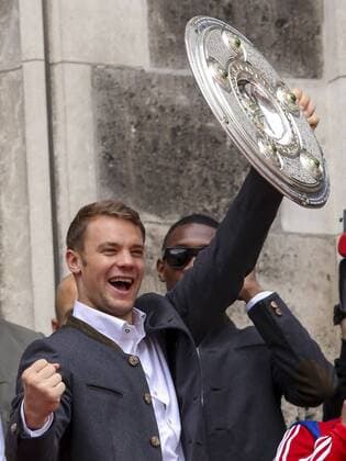 Manuel NEUER, FCB 1 in Tracht, Lederhose oder Dirndl,Meisterschale, Schale, Teller, Trophaee, Deutsche Meisterschaft, Meister-schale, FC BAYERN MUENCHEN DAMEN UND HERREN TEAM MEISTERFEIER RATHAUS MARIENPLATZ MUENCHEN RATHAUSBALKON Fussball 1. Bundesliga , Muenchen, am 24.05.2015, 34.Spieltag, Saison 2014 2015, 1.Liga, 1.Bundesliga, FCB, Deutscher Meister