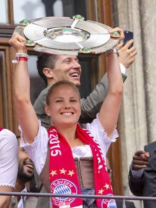 Leonie MAIER in Tracht, Lederhose oder Dirndl,Meisterschale, Schale, Teller, Trophaee, Deutsche Meisterschaft, Meister-schale, FC BAYERN MUENCHEN DAMEN UND HERREN TEAM MEISTERFEIER RATHAUS MARIENPLATZ MUENCHEN RATHAUSBALKON Fussball 1. Bundesliga , Muenchen, am 24.05.2015, 34.Spieltag, Saison 2014 2015, 1.Liga, 1.Bundesliga, FCB, Deutscher Meister