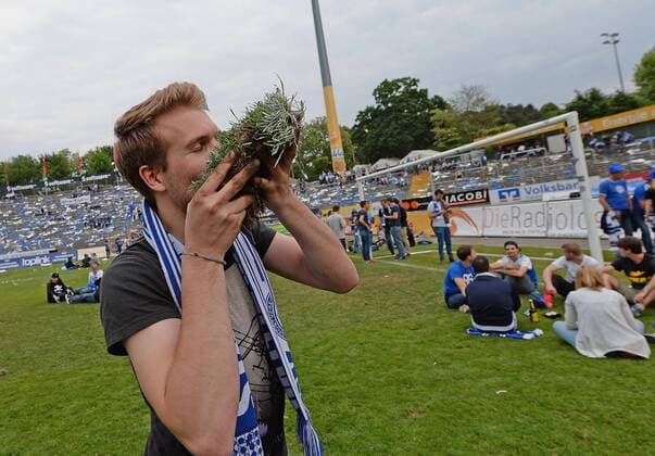 24.05.2015, xjhx, Fussball 2.Bundesliga, SV Darmstadt 98 - FC St.Pauli, v.l. FANS, SCHALS, EMOTIONEN SV Darmstadt 98,