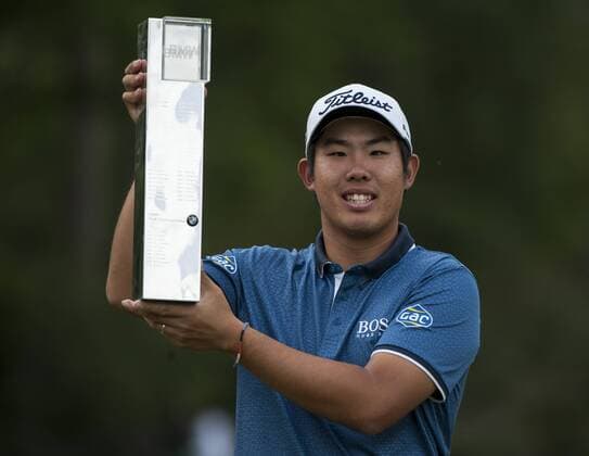 24.05.2015. Wentworth, England. BMW PGA Golf Herren Golf Championship. Final Round. Byeong Hun An KOR with his trophy as he wins the BMW PGA with a score of 21 under par. xStephenxBartholomewx  ActionPlus11623856