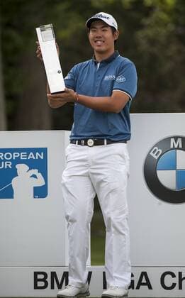 24.05.2015. Wentworth, England. BMW PGA Golf Herren Golf Championship. Final Round. Byeong Hun An KOR with his trophy as he wins the BMW PGA with a score of 21 under par. xStephenxBartholomewx  ActionPlus11623857