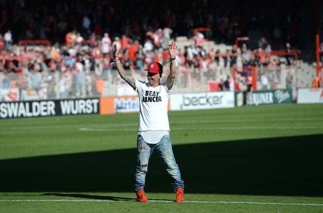 Fussball, Herren, 2. Bundesliga, Saison 2014 2015 (34. Spieltag), 1. FC Union Berlin - Eintracht Braunschweig 2:0, Union, Jubel nach dem Abpfiff, Benjamin Köhler (1. FC Union) wird von den Fans gefeiert, 24.05. 2015,