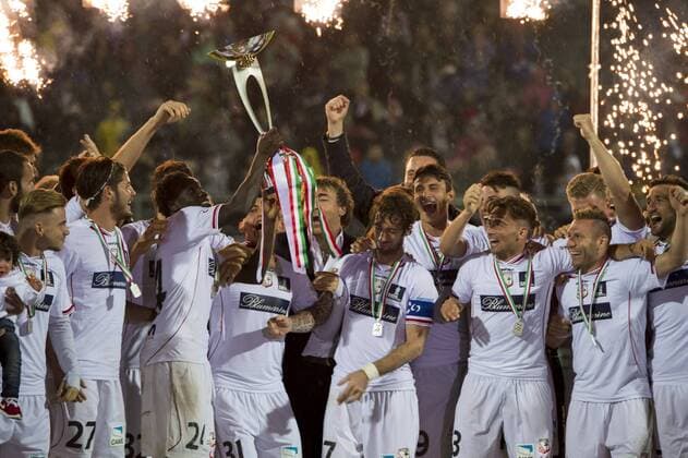 Carpi team group Mannschaftsbild Totale MAY 22, 2015 - Football Soccer : Players of Carpi celebrate their promotion to Serie A after the Italian Serie B match between Carpi FC 0-0 Catania at Stadio Sandro Cabassi in Carpi, Italy. Noxthirdxpartyxsales  (ptmb075728)
