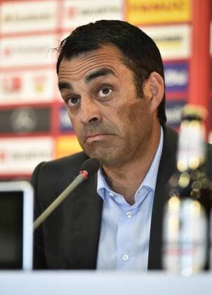 Portrait Porträt Sportdirektor Vorstand Manager Robin Dutt VfB Stuttgart skeptisch Pressekonferenz VfB Stuttgart nach dem Ende der Bundesligasaison 2014 2015 mit Präsident Bernd Wahler VfB Stuttgart Sportdirektor Sport-Vorstand Manager Robin Dutt VfB Stuttgart Vorstand Finanzen Stefan Heim Vorstand Marketing und Vertrieb Jochen Röttgermann Fußball Bundesliga Herren GER Stuttgart Mercedes-Benz Arena 25.05.2015 Pressekonferenz VfB Stuttgart nach dem Ende der Bundesligasaison 2014 2015